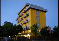 Vue extérieure nocturne de l'hôtel Viking de Viserbella de Rimini