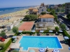 hotel-atlantic-rimini-piscine-solarium-court-de-tennis-plage-privee